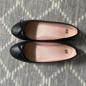 Ballerinaskor - Ballerinaskor från H&M i storlek 35.