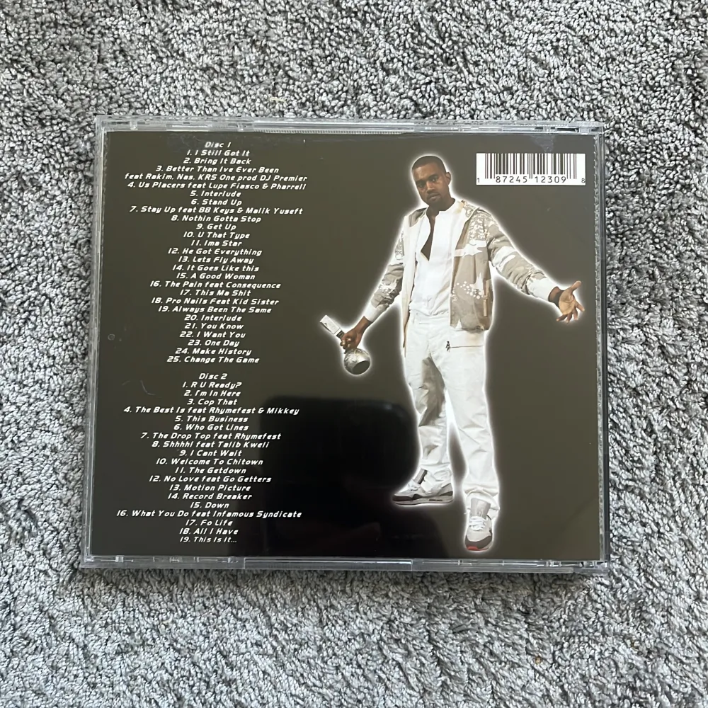 The Graduate (extra credit) på CD med 44 osläppta låtar av Kanye West, de flesta från tidigt 2000-tal. Skivorna är spelade 1 gång och är i superbra skick, omslaget är i helt okej skick (har några repor).. Övrigt.