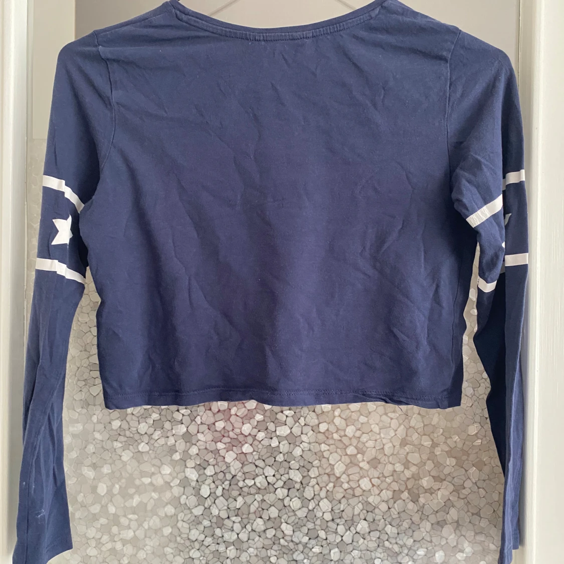 Blå croppad tröja med text - 90