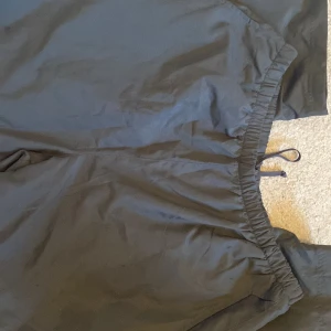 Sportbyxor/ parachute pants - Såfina men kommer inte till användning 