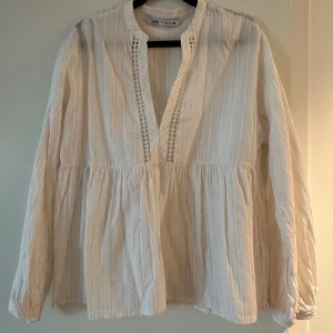Blus från Zara - Jättefin creme-färgad blus från Zara, strl M🩷Köpt på Vinted