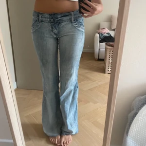 Ljusblå bootcut jeans - Säljer ett par snygga ljusblå lågmidjade jeans i bra skick. De har någon liten fläck sådär längst nere vid fötterna men inget man direkt ser eller tänker på, bild på fläcken på sista bilden❤️