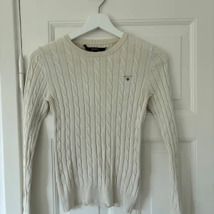 Kabelstickad tröja Gant - Kabelstickad tröja från gant. Tröjan är krämvit/off-white. I storlek xxs men passar även mig som har xs. Tröjan är väldigt stretchig.