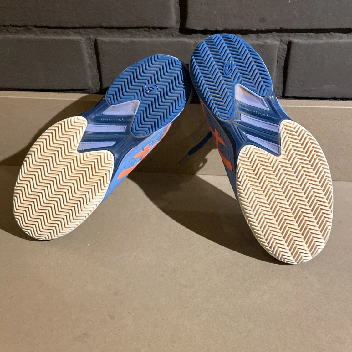 Blå och orange Asics Solution Speed FF - 92