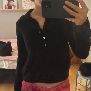 Svart stickad tröja - Svart stickad tröja ifrån Lindex, inga speciella defekter och bra skick!