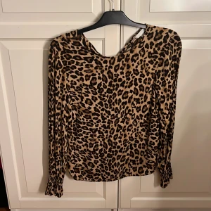 Leopard blus❤️ - En leopard blus som är använd ett par gånger kommer inte till användning mycket länge. Dom är jätte fina med svarta byxor❤️