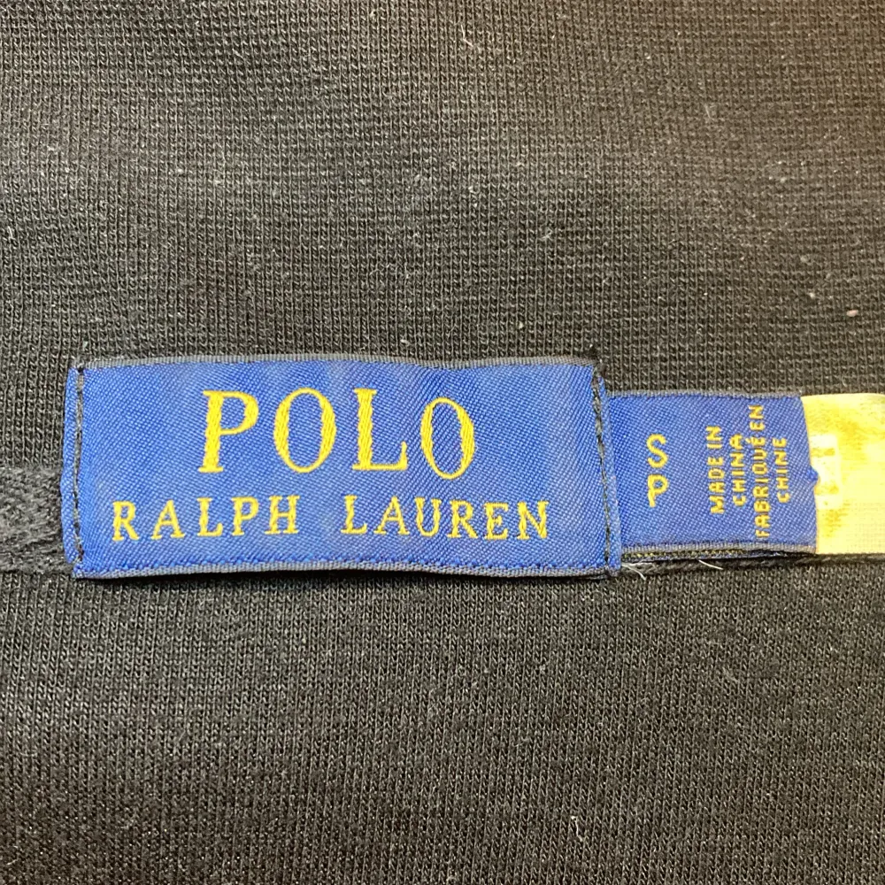 Säljer en snygg svart half zip tröja från Polo Ralph Lauren i storlek S. Den har en dragkedja vid halsen och det klassiska röda broderade logotypen på bröstet. . Tröjor & Koftor.