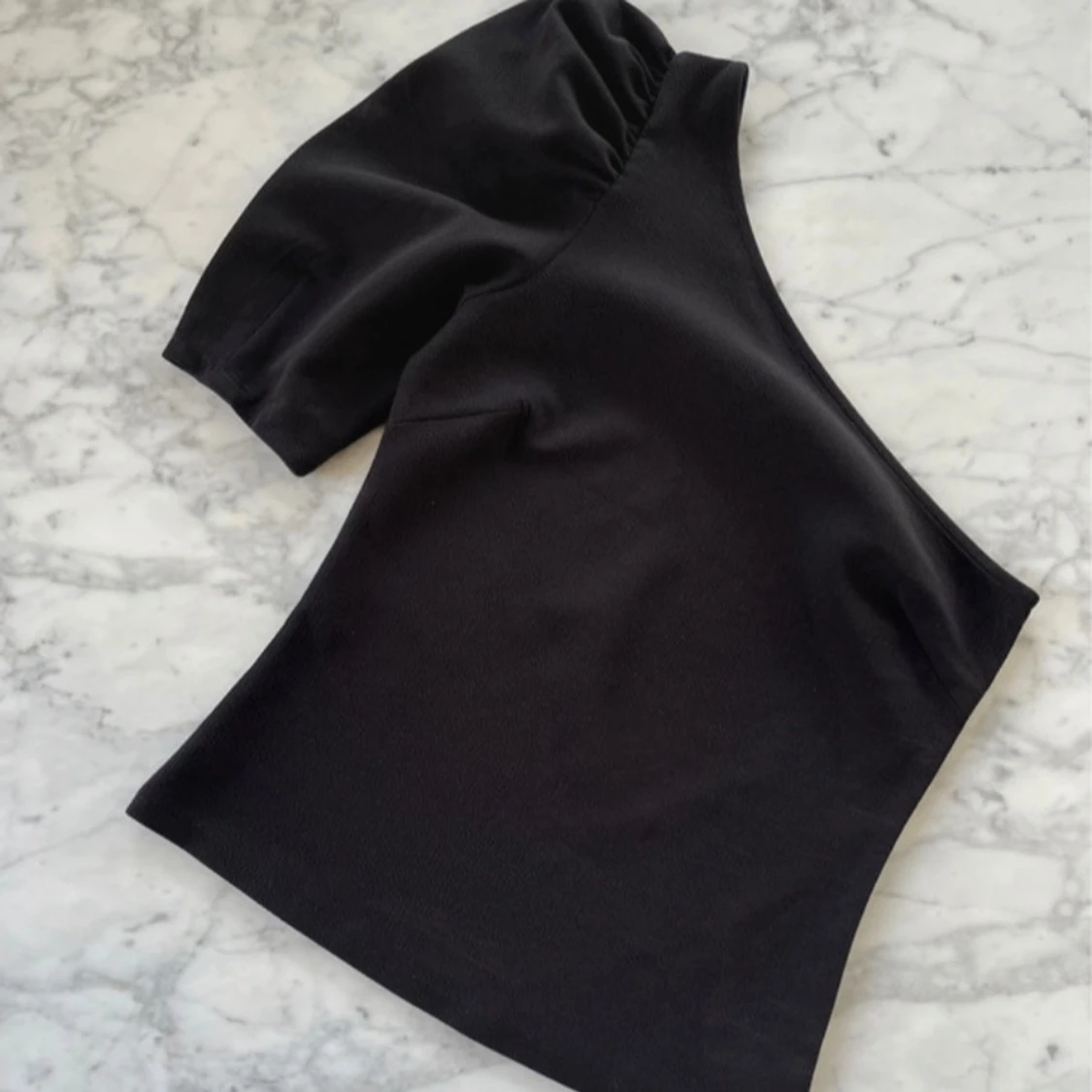 Svart oneshoulder topp