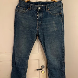 Weekday space jeans - Jeans från weekday med modellen space. Okej skick, viss tecken på användning finns på till exempel fickor
