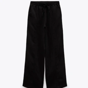 Linnebyxor från Zara - Fina linnebyxor från Zara med vida ben. Fickor både fram och bak, snörning i midjan och söm på framsidan som ett ”pressveck”.