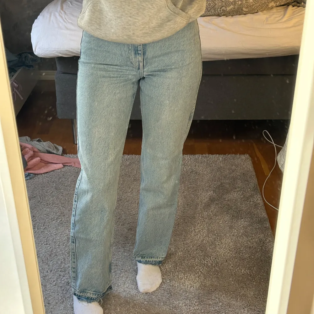 Blåa jeans från Weekday i storlek W24 L30. Köpta för 590 kr💕. Jeans & Byxor.