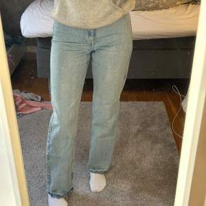 Blåa jeans från Weekday i storlek W24 L30. Köpta för 590 kr💕