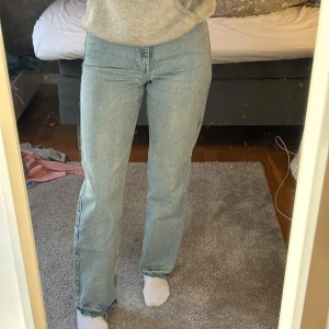 Blåa Jeans - Blåa jeans från Weekday i storlek W24 L30. Köpta för 590 kr💕