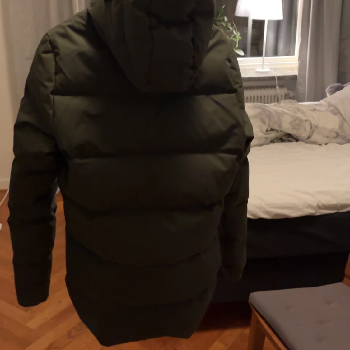 Grön pufferjacka med huva