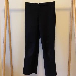 Svarta kostymbyxor  - Ett par svarta kostymbyxor med lite bootcut. Sitter väldigt fint på!🌟🩷🥰