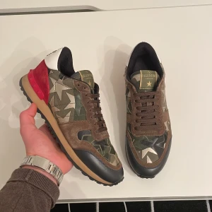 Valentino rockrunners  - Säljer dessa sjukt feta valentino rockrunners perfekt nu till vintern! Storlek 40 men passar 41. Skick 9/10 knappt använda. Funkar på både tjej och killeDustbag samt kort finns. Kan gå ner i pris vid snabb affär. Hör av dig vid minsta fundering!💯💯