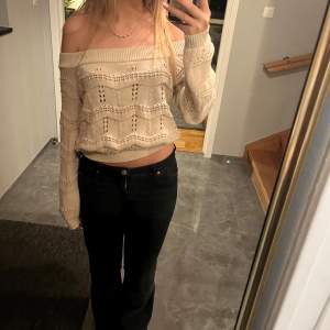 Säljer en superfin beige offshoulder tröja i stickat material. Den är lite croppad och går att ha på olika sätt. Fint skick! ❤️❤️