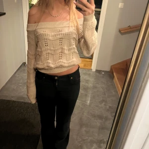 Beige offshoulder stickad tröja - Säljer en superfin beige offshoulder tröja i stickat material. Den är lite croppad och går att ha på olika sätt. Fint skick! ❤️❤️