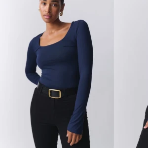 Mörkblå långärmad topp - Snygg mörkblå långärmad topp med en tight passform. Perfekt för både vardag och fest. Toppen har en enkel design med rund halsringning och är tillverkad i ett mjukt och stretchigt material för bästa komfort. Toppen är från Gina  i storleken xxs❤️