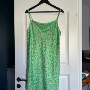 Grön klänning  från Nelly  - Storlek S 
