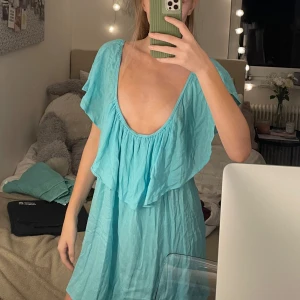 Fin klänning - Söt turkos klänning som passar perfekt till sommaren 😻 volanger och lätt att ändra urringningen 