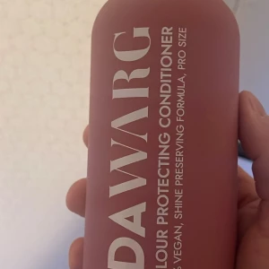 Schampo - Färgbevarande och vårdande balsam utvecklat med värmeskydd för att förbereda håret inför styling. Formulan innehåller bambuextrakt som reparerar och skyddar ett skadat och färgat hår samt avokado-olja som verkar mjukgörande och ger extra glans till h