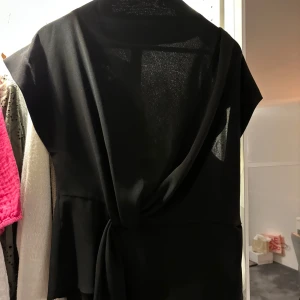 Svart blus från Zara - Svart populär blus från Zara med knytning i fram. Endast använd en gång!