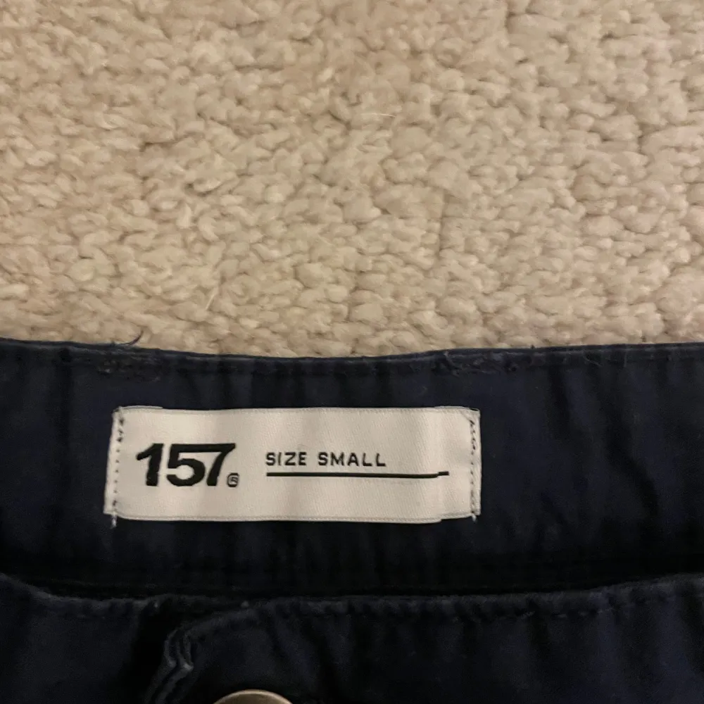 Säljer ett par mörkblå shorts från 157 i storlek small. De är i bra skick och perfekta för sommardagar. Shortsen har en enkel design med knapp och dragkedja framtill.. Shortsit.