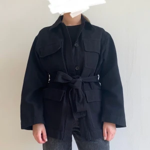 Jacka / kort kappa Ginatricot - Jacka / kort kappa från Ginatricot i storlek XS. Knappar och knytning. Mycket bra skick.