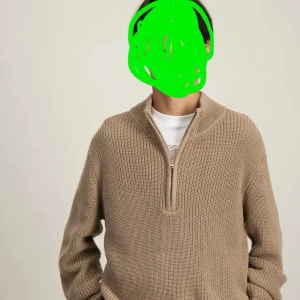 Beige stickad tröja från Grunt - Säljer en snygg beige stickad tröja från Grunt i storlek M. Tröjan har en dragkedja vid halsen och långa ärmar, perfekt för kyliga dagar. Den är i bra skick och passar både till vardags och lite finare tillfällen. Nypris ca 750