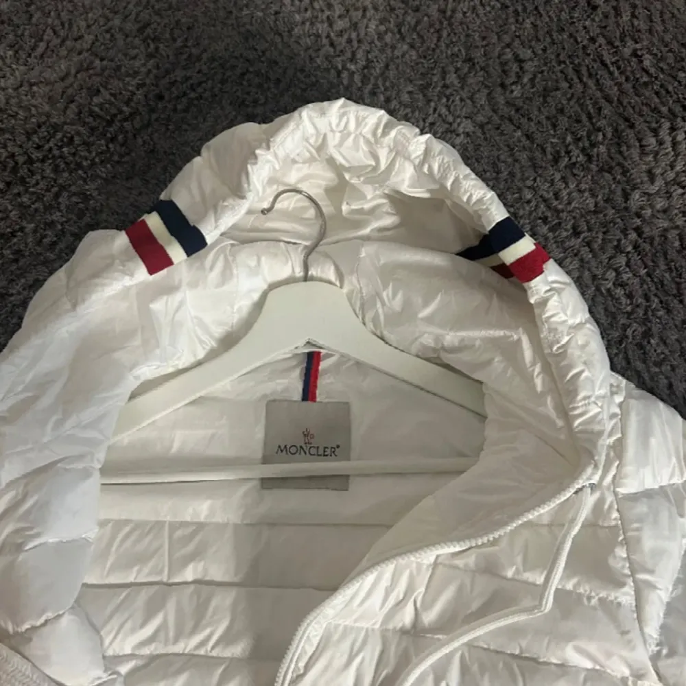 Hej nu säljer jag mina Moncler jacka för bara 2999kr. Jackor.