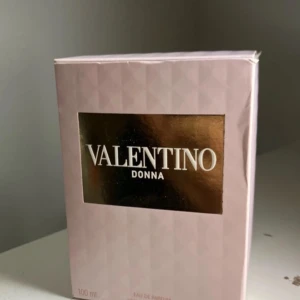 Valentino born in roma - köpt nyligen  har lukter som coconut blommor vanilj en riktig sommardoft