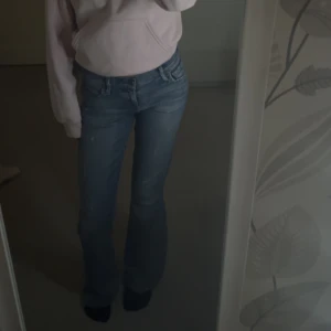 Vinted blåa jeans💙 - Blåa vinted jeans som jag har sytt om till bootcut men inget man tänker på, dem finns inte o köpa någonstans!💙