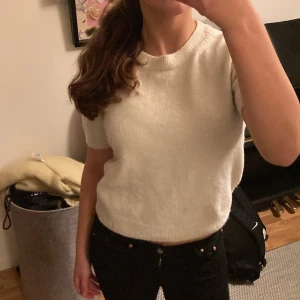 Stickad T-shirt  - Säljer en stickad T-shirt från hm. Hör av er för fler bilder 💓