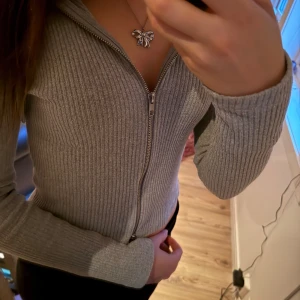 Grå ribbad hoodie med dragkedja - Säljer en snygg och bekväm grå ribbad hoodie med dragkedja från gina, jättebra skick❤️
