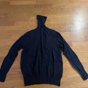 Mörkblå polotröja från Filippa K - Säljer en stilren mörkblå/marinblå polotröja från Filippa K i storlek medium. Har en klassisk design med mjukt material. Tröjan har långa ärmar och en bekväm passform.