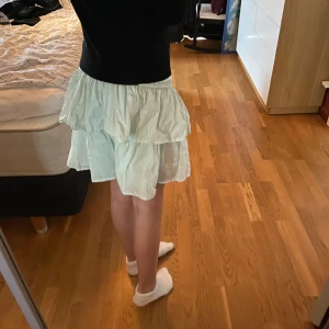 Name it kjol - Jättesöt ljus grön kjol från name it, storlek 146💞speciellt mönster på den är i väldigt bra skick!