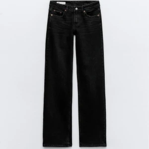 Jeans - Säljer nu dessa lågmidjade raka zara jeans för billigt pris!❤️ Populära och slutsålda i storlek 32. De är lite långa för mig och kommer inte till användning så därför säljer jag dem❤️ Hör av er till mig vid intresse!