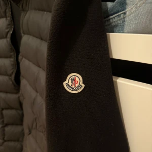 Moncler cardigan - Moncler cardigan Storlek Large. Skick 9/10, bara höra av sig vid frågor.🙌