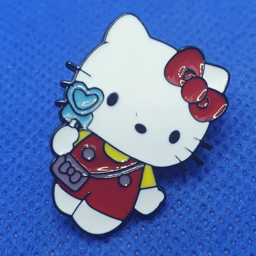 Söt Hello Kitty pin. ✨️Titta igenom alla mina upplagda och köp fler saker i bundle för att spara på frakten och få allt du köpt i ett och samma paket✨️. Accessoarer.