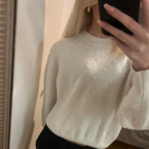 Vit stickad tröja från Kappahl - Säljer en fin stickad tröja från Kappahl i storlek S. Den har ett diskret prickigt mönster och är perfekt för både höst och vinter. Tröjan är långärmad och har en normal passform. 