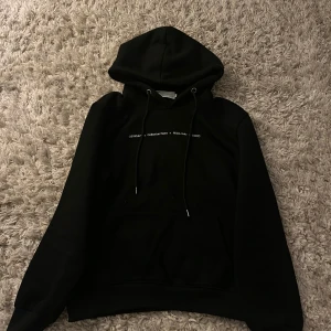 Off white hoodie  - Hej säljer den här sällsyn och äkta hoddie som jag inte använder längre ,den är använt fåtal gånger och har inga defekter 