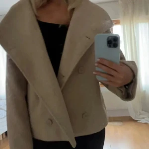 Beige kappa  - Säljer denna jätte fina beiga kappan som jag inte längre använder. Hör av er om ni har frågor, pris kan diskuteras!❣️lite nopprig men har sänkt priset för det🥰