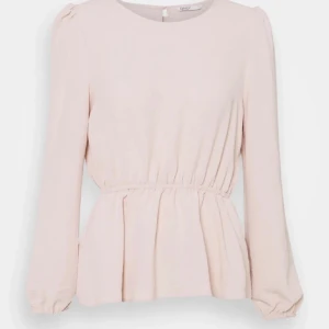 rosa/beige blus - Jättefin blus i en beige/ljusrosa färg. Alla bilder är lånade från förra ägaren men kan absolut lösa egna. Kommer bara inte till användning därför säljer jag den istället🩷