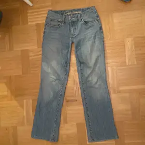 Lågmitdjade utsvängda jeans i storlek M men passar även S. Har sytt in dem lite så de blev lite mer lågmidjade men det är inget som märks (se sista bilden). 