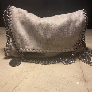 Stella McCartney liknande väska!  - Super fin Stella McCartney liknade väska med leopard insida! 🐆💗Jätt fint skick 