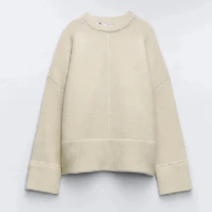 Stickad tröja - Jättefin stickad tröja från Zara!! Passar perfekt nu till höst och vinter! Använd sparsamt men i super skick! Slutsåld på hemsidan!