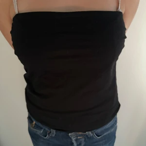 Svart tubtopp - Tubtopp från H&M med inbyggd resår vid bysten. Storlek M