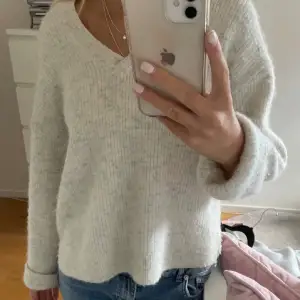 Mysig beige stickad tröja i mycket bra skick. Den har en v-ringad design och långa ärmar, perfekt för höst och vinter. Tröjan är ribbad. Från Other stories🥰