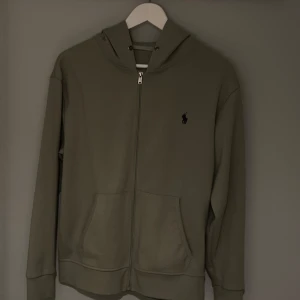Ralph lauren hoodie  - Ralph lauren zip hoodie med en fin ljusgrön färg. Pris kan diskuteras vid snabb affär!